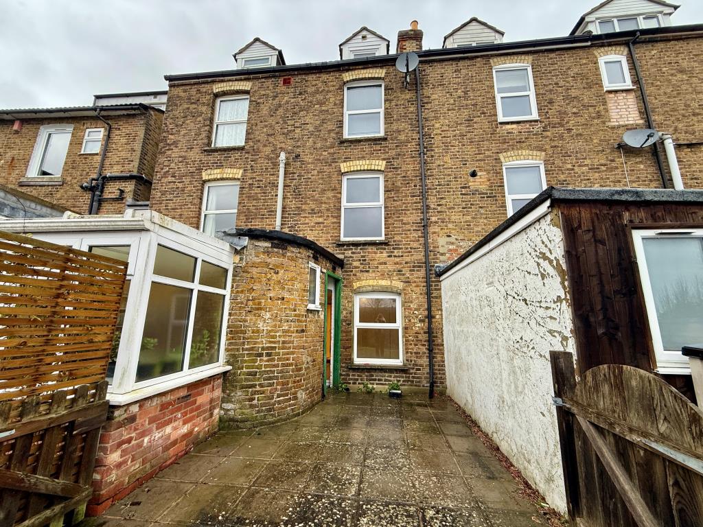 Lot: 151 - TERRACE HOUSE FOR IMPROVEMENT - Rear of property